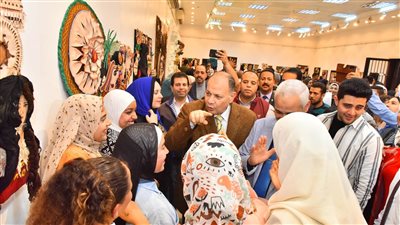 محافظ أسيوط يفتتح معرض الفنون التشكيلية 