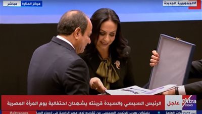 مايا مرسي تقدم إلى الرئيس السيسي العدد التذكاري «إرادة سياسية، شهادة للتاريخ» 