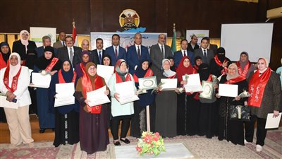 محافظ الفيوم يكرم 20 أما مثالية (صور)