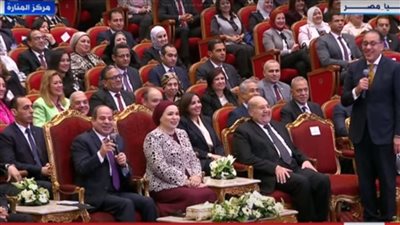 الرئيس السيسي مداعبًا وزيرة التضامن: اوعي تنزلي إلا لما تاخدي حقك 