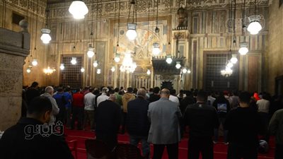 أجواء إيمانية خاصة في صلاتي العشاء والتراويح بمسجد السلطان حسن (صور)