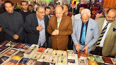 محافظ أسيوط يتفقد معرض ومنفذ بيع إصدارات الهيئة العامة لقصور الثقافة 