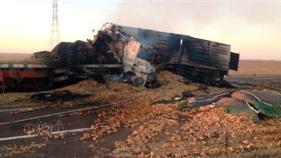 الجثث تفحمت واختفت، تصادم واحتراق شاحنتين في الوادي الجديد (صور) 