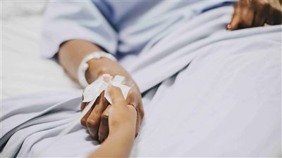  رجل يدخل في غيبوبة بعد محاولة إزالة شعرة من جسده 