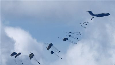 تتضمن أكثر من 50 ألف وجبة، إنزالات جوية أمريكية جديدة في شمالي غزة (صور)