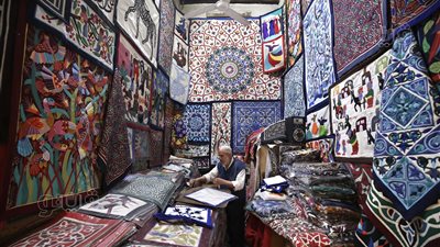 بالإبرة والخيط.. الصناعة اليدوية للخيامية تنتصر على الآلات الحديثة.. إقبال المصريين والأجانب على المنتجات التراثية.. وهذا سر انتشارها في العصر الفاطمي والمملوكي (صور) 