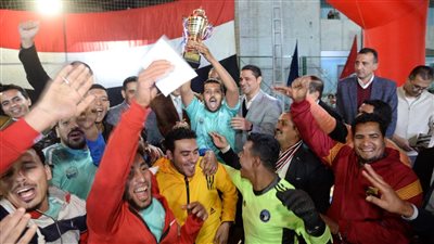 مركز شباب الفتح بأسيوط يفوز بكأس كرة القدم لحملة «بشبابها» (صور) 