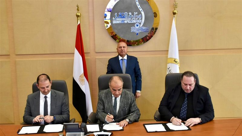 وزير النقل يشهد توقيع