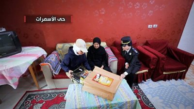 الداخلية تحتفل بعيد الأم وتوزع هدايا على المسنات بالمناطق الجديدة (صور)