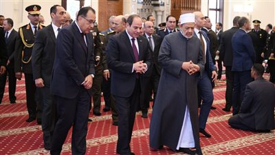 6 صور ترصد أداء الرئيس السيسي صلاة الجمعة بمسجد المشير