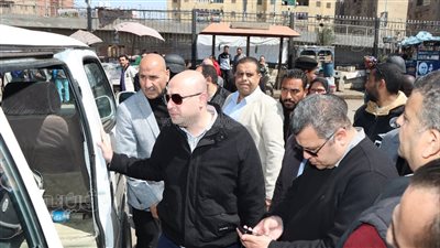 محافظ بني سويف يتفقد مواقف سيارات الأجرة لمتابعة الالتزام بالتعريفة الجديدة