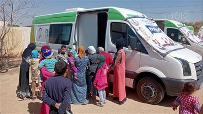 كشف وعلاج بالمجان لـ1198 مريضًا في قافلة طبية بقرية الأنصار ببني سويف