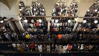 آلاف المصلين من مختلف الجنسيات يشهدون صلاتي العشاء والتراويح بالجامع الأزهر