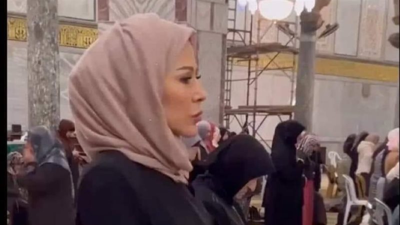 المذيعة خديجة بن