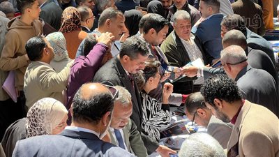 زحام شديد في محكمة شمال الجيزة للتصويت بانتخابات المحامين (صور) 