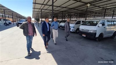 القيادات التنفيذية تتابع التزام السائقين بالتعريفة الجديدة في الوادي الجديد 