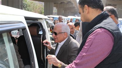 محافظ الجيزة للركاب: متدفعوش زيادة عن الأجرة المحددة وبلغوا عن أي استغلال من السائقين (صور) 