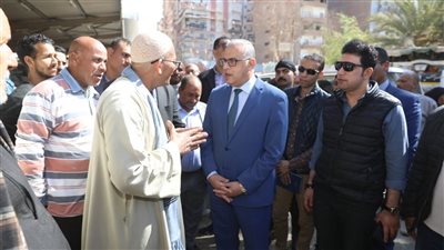 محافظ سوهاج يتفقد سير العمل بمواقف سيارات الأجرة (صور)