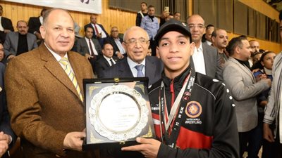  محافظ أسيوط يكرم اللاعب زياد حجاج لفوزه بالمركز الثاني في أفريقيا بالمصارعة الرومانية