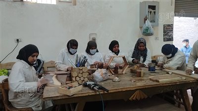 صحية وآمنة عن المستورد، فتيات ورش منتجات خشب السرسوع بقنا يبدعن في صناعة الأدوات المنزلية (فيديو وصور)