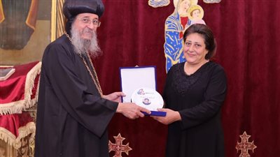 إيبارشية إسنا تكرم مرثا إبراهيم الأم المثالية لمحافظة الأقصر