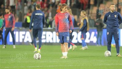 لوكا مودريتش يخطف الأنظار خلال عمليات إحماء مباراة تونس داخل ستاد القاهرة (صور)