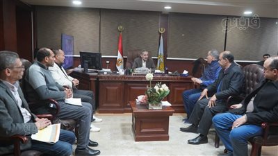محافظ الغربية يناقش مستجدات الأعمال بكورنيش المحلة ومحور النعناعية بكفر الزيات (صور)