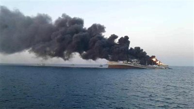 سنتكوم تؤكد اندلاع حريق في سفينة بالبحر الأحمر واشتباكها مع 6 مسيرات حوثية
