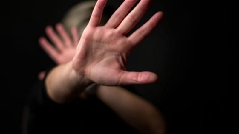 عذب ابنته حتي الموت،