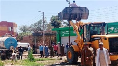 محافظ أسوان يكلف بوضع حلول عاجلة للقضاء على مشكلة المياه الجوفية بقرية بنبان (صور) 
