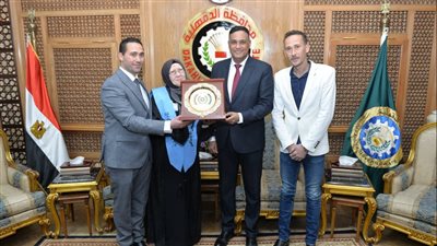 محافظ الدقهلية يكرم الأم المثالية الأولى على مستوى الجمهورية 