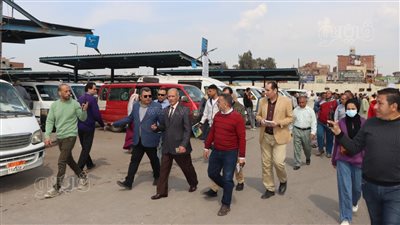 السكرتير العام ببني سويف يتفقد مواقف السيارات لمتابعة الالتزام بالتعريفة