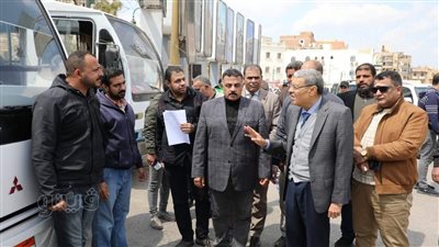 وضع التعريفة الجديدة داخل جميع مواقف السيارات في المنيا (صور)