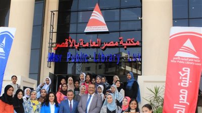 توافد السياح لزيارة مركز التراث الحضاري بمكتبة مصر العامة بالأقصر (صور)