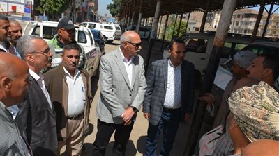 سكرتير عام محافظة سوهاج يتفقد سير العمل بمواقف سيارات الأجرة بطما وطهطا والمراغة 