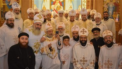 الأنبا مكاريوس يرسم أربعة كهنة جدد لإيبارشية المنيا