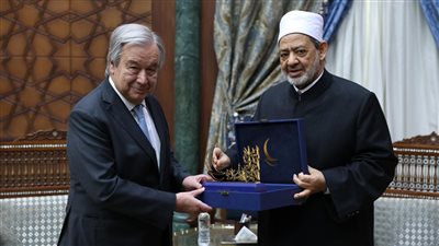 شيخ الأزهر يهدي الأمين العام للأمم المتحدة درع حكماء المسلمين تقديرًا لمواقفه تجاه فلسطين
