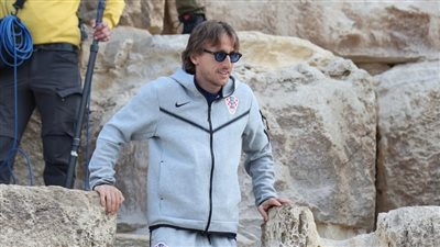 شاهد لوكا مودريتش في أحضان الأهرامات قبل موقعة كرواتيا ومصر