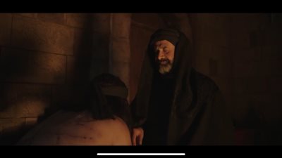 الحشاشين الحلقة 14، الصباح يجلد صديقه زيد بن سيحون والأخير يقبل يده