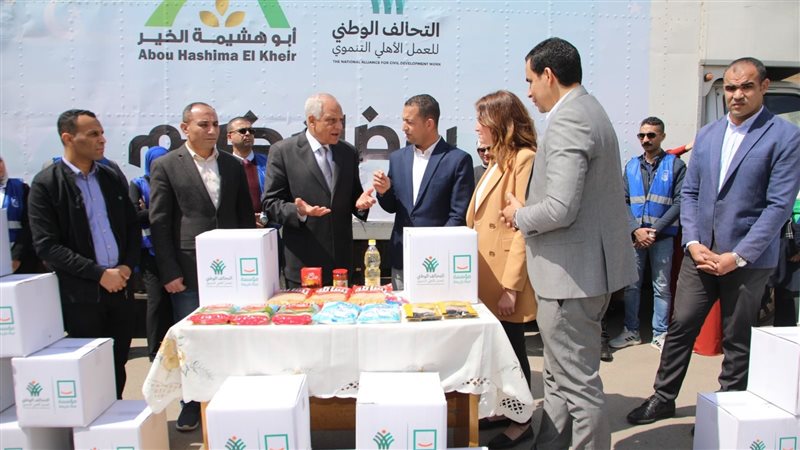 محافظ الجيزة وتوزيع
