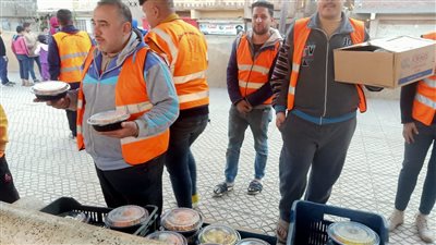 المنايفة عزموا القطر، شباب يوزعون الوجبات على الصائمين بقطار طنطا - شبين (فيديو)