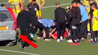 لحظة وفاة لاعب في الدوري الجزائري بعد تدخل عنيف من مدافع الفريق المنافس (فيديو)