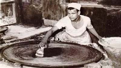 حكايات الكنافة والقطايف.. عُرفت بزينة موائد الملوك والأمراء.. روايات متعددة حول النشأة والأصل.. والمصريون يشكون ارتفاع أسعارها قبل 500 عام 