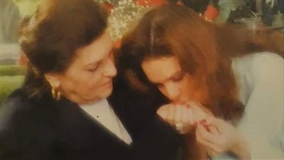 يسرا توجه رسالة مؤثرة إلى والدتها 