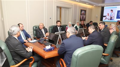 وزير العمل يلتقي اللجنة المختصة بتنفيذ 