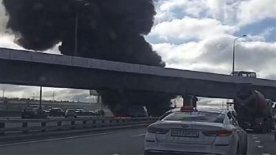 بعد حادث مروري في موسكو، اشتعال النيران في حافلة وشاحنة (فيديو)