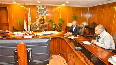 محافظ أسيوط يناقش خطة التموين استعدادا لعيدي الفطر والقيامة