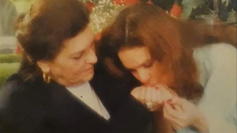 يسرا مع والدتها الراحلة،