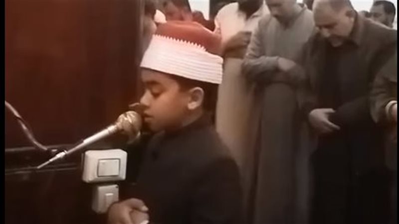 إمامة طفل أزهري للمصليين