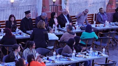 الوحدة الوطنية، مسلمون وأقباط الأقصر على مائدة الإفطار بمشروع ابنتي الغالية (صور)